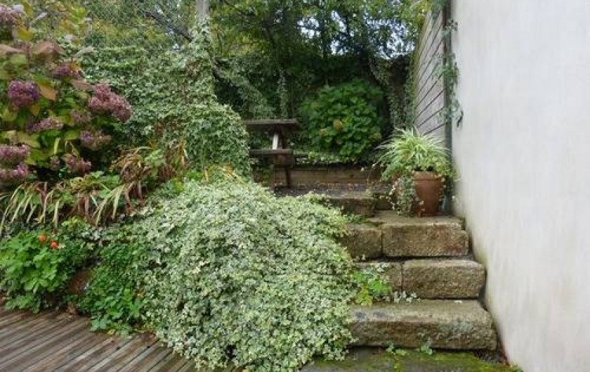 Location de vacances - Gîte à Béganne - terrasse et table de jardin espace repas en plein air