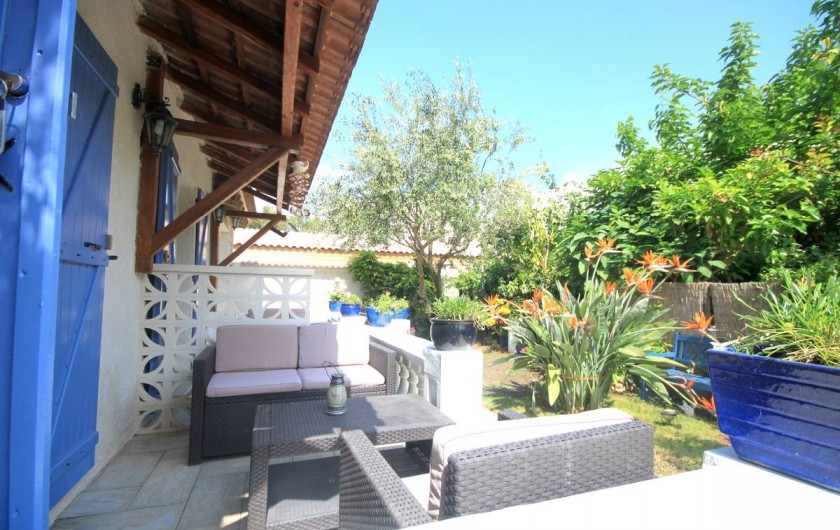 Location de vacances - Appartement à Saint-Florent - Votre terrasse coté jardin.