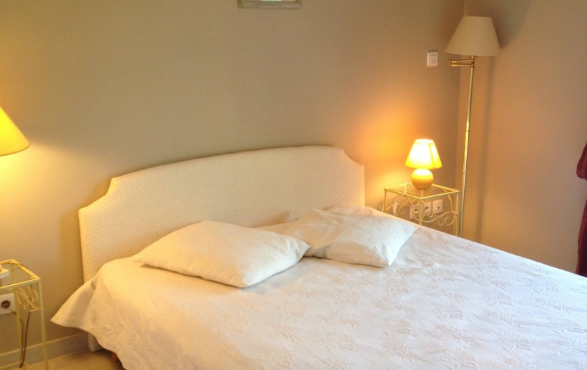 Location de vacances - Villa à Maubec - Chambre du Rez de chaussée, lit de 160