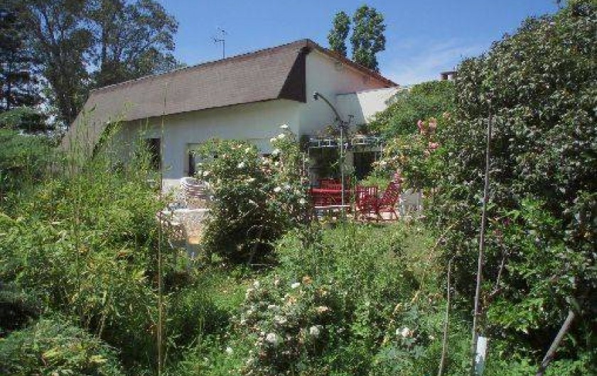 Location de vacances - Appartement à Bagnac-sur-Célé - Maison dans son cadre de verdure