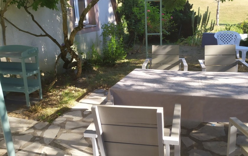 Location de vacances - Appartement à Bagnac-sur-Célé - Terrasse privative  située côté ouest