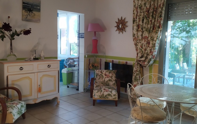 Location de vacances - Appartement à Bagnac-sur-Célé - Séjour donnant sur cuisine
