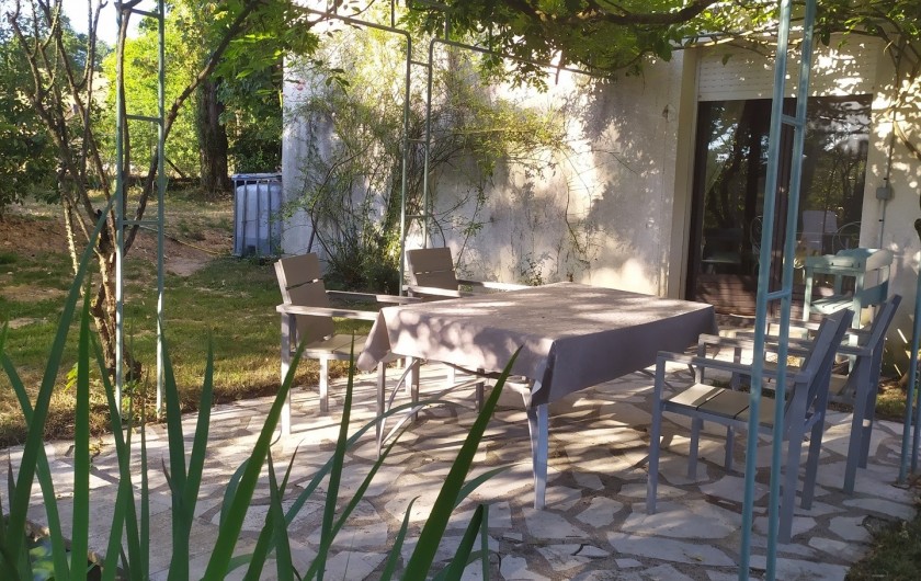 Location de vacances - Appartement à Bagnac-sur-Célé - Terrasse sous pergola