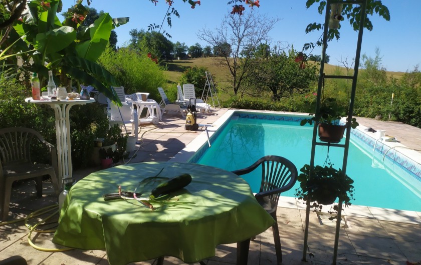Location de vacances - Appartement à Bagnac-sur-Célé - Piscine côté Sud.terrasse donnant sur séjour propriétaire
