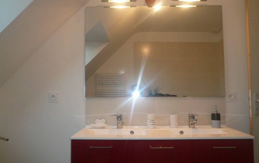 Location de vacances - Maison - Villa à Plouharnel - double vasque - avec  grand miroir