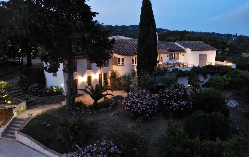 Location de vacances - Villa à Grimaud - maison vue de nuit
