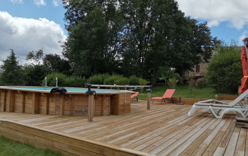 Location de vacances - Gîte à Charensat - La piscine avec sa terrasse en bois