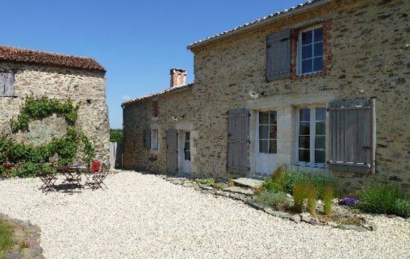 Location de vacances - Gîte à Château-Guibert - Façade sud et entrée de La Métairie