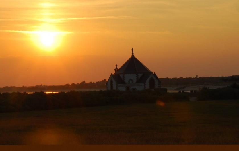 Location de vacances - Camping à Sarzeau - Coucher de soleil sur la chapelle de Penvins.