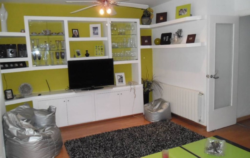 Location de vacances - Appartement à L'Estartit - VUE 1 DU SALON  AVEC VENTILATEUR AU PLAFOND ET CLIMATISATION