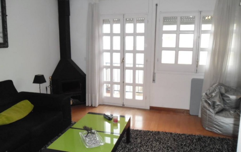 Location de vacances - Appartement à L'Estartit - VUE 3 DU SALON AVEC SORTIE SUR LE BALCON AVEC VENTILATEUR AU PLAFOND ET CLIMATIS