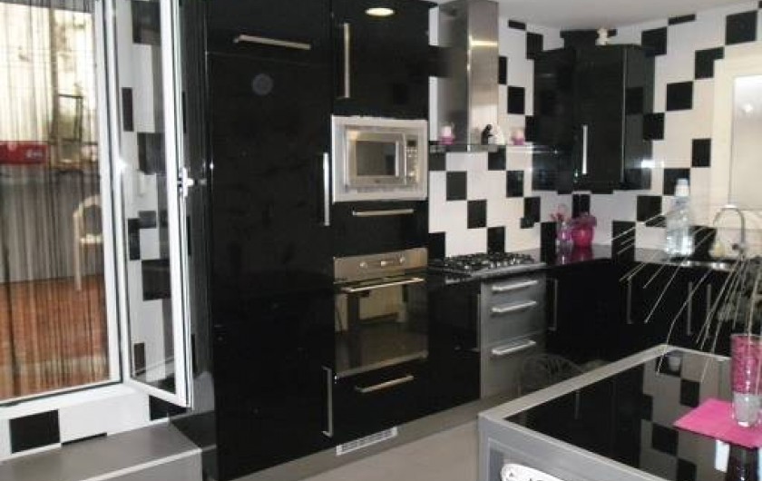 Location de vacances - Appartement à L'Estartit - VUE 1 DE LA CUISINE AVEC SORTIE VERS LA TERRASSE