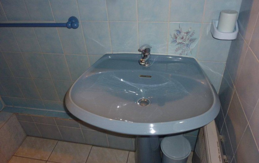 Location de vacances - Appartement à Saint-Sorlin-d'Arves - Lavabo,  lave linge. Les WC sont indépendants