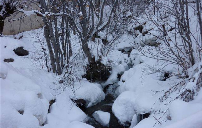 Location de vacances - Appartement à Saint-Sorlin-d'Arves - Vue du torrent au pied de l'immeuble