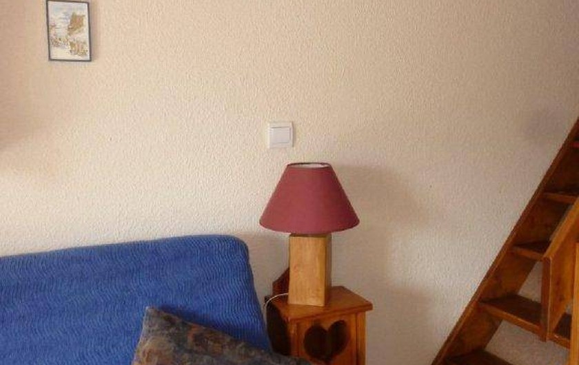 Location de vacances - Appartement à Saint-Sorlin-d'Arves - Coin salon : canapé clic clac  TV