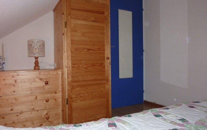 Location de vacances - Appartement à Saint-Sorlin-d'Arves - Chambre 1:  fenêtre, commode et penderie