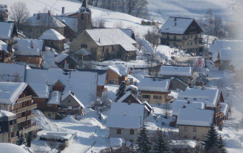 Location de vacances - Appartement à Saint-Sorlin-d'Arves - village de ST Sorlin sous la neige. Eglise de saint Saturnin