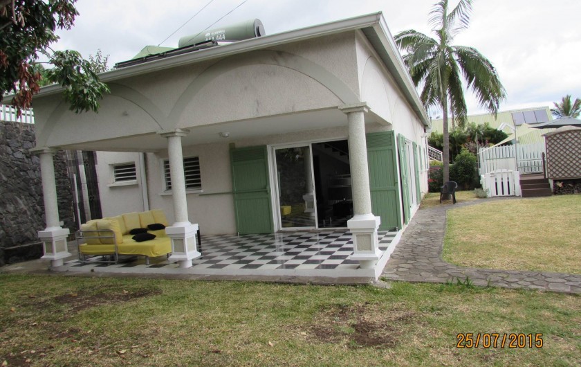 Location de vacances - Villa à Bois De Nèfles - Terrasse couverte et jardin