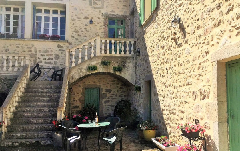 Location de vacances - Gîte à Branoux-les-Taillades - La cour devant les Acacias