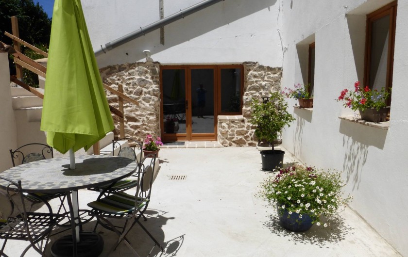 Location de vacances - Gîte à Branoux-les-Taillades - Les Acacias: terrasse avec salon de jardin