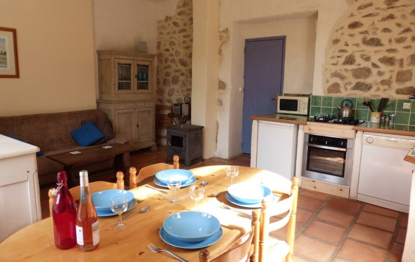 Location de vacances - Gîte à Branoux-les-Taillades - Les Tilleuls (5 pers); salon avec cuisine americaine