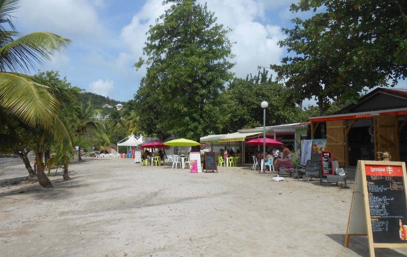 Location de vacances - Appartement à Les Trois-Îlets - restaurants sur la plage