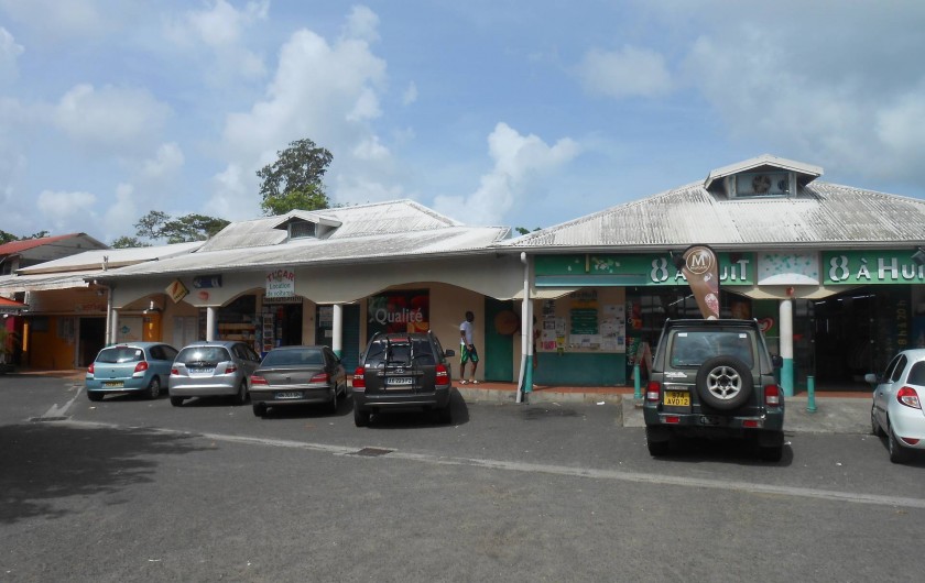 Location de vacances - Appartement à Les Trois-Îlets - centre commercial: supermarché,tabac, boulangerie,souvenirs, guichet bancaire