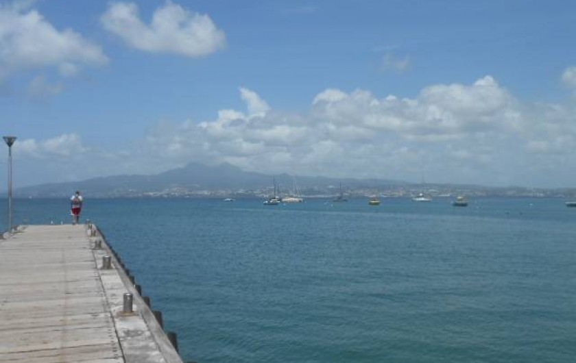 Location de vacances - Appartement à Les Trois-Îlets - vue vers Fort de France et le Nord, le bateau se prend sur ce ponton