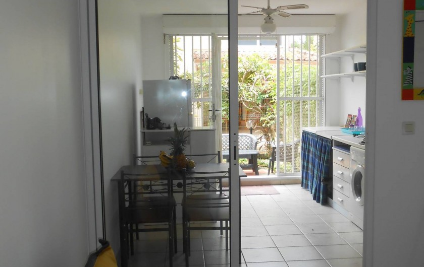 Location de vacances - Appartement à Les Trois-Îlets - vue depuis la pièce (cuisine et terrasse au fond)