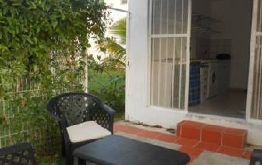 Location de vacances - Appartement à Les Trois-Îlets - patio extérieur, avec store, et sortie sur le jardin