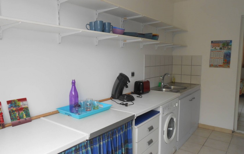 Location de vacances - Appartement à Les Trois-Îlets - Cuisine: frigo, gazinière, grille-pain, cafetière Senseo, micro-onde, barbecue