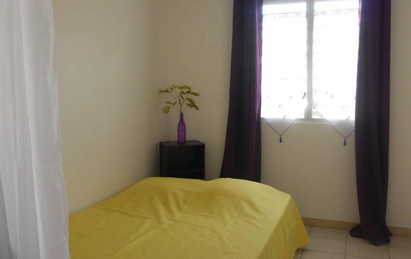 Location de vacances - Appartement à Les Trois-Îlets - Lit 140, rideaux occultant, ventilateur sur pied et au plafond.