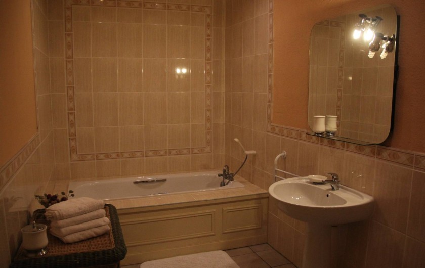 Location de vacances - Villa à Saint-Moreil - Rez-de-chaussée: salle de bains,  baignoire, toilette