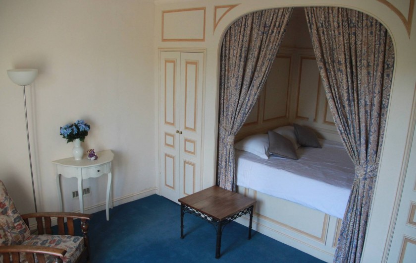 Location de vacances - Villa à Saint-Moreil - 1e étage: chambre  spacieuse, un lit double,  grandes armoires.
