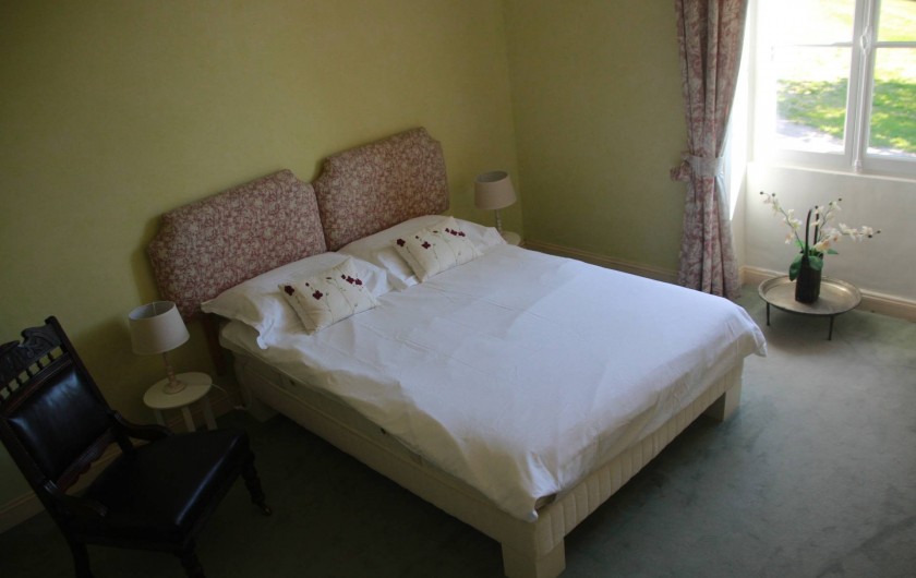Location de vacances - Villa à Saint-Moreil - 1e étage: spacieuse, un lit double. Vue sur l'étang
