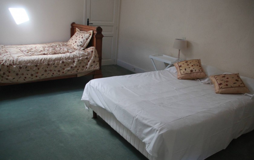 Location de vacances - Villa à Saint-Moreil - 2e étage: chambre confortable avec un lit double et lit classique