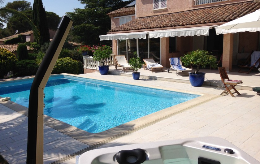 Location de vacances - Villa à Saint-Raphaël - piscine , douche solaire , spa