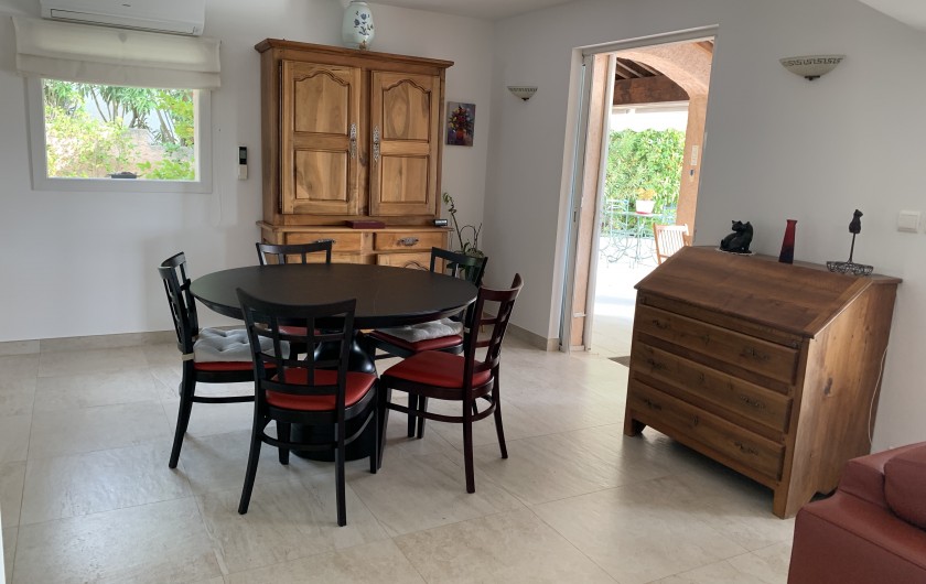 Location de vacances - Villa à Saint-Raphaël - salle à manger : table diamêtre 1m40  rallonge incorporée