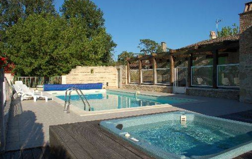 Location de vacances - Gîte à Saint-Méard-de-Gurçon - Espace piscine et spa, vue accessible de la terrasse pour surveiller la piscine