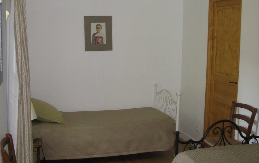 Location de vacances - Chambre d'hôtes à Saint-Geniès-de-Comolas - Suite Juliette 2ème chambre et lits simples