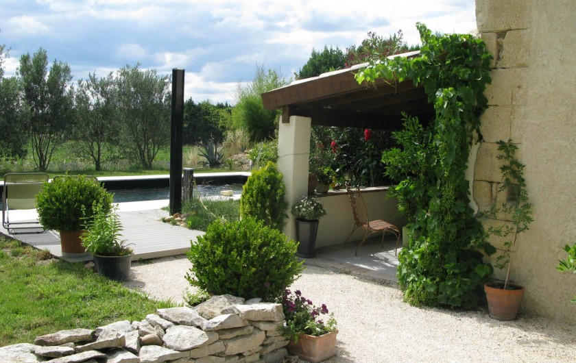 Location de vacances - Chambre d'hôtes à Saint-Geniès-de-Comolas - Le jardin et salon d'été