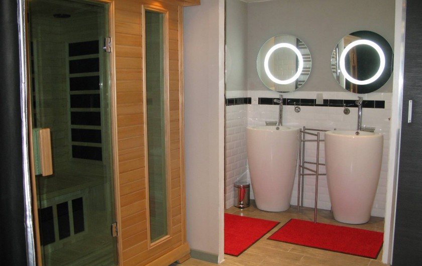 Location de vacances - Chambre d'hôtes à Saint-Geniès-de-Comolas - Sauna et salle de bain Loft Florent