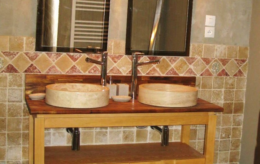 Location de vacances - Chambre d'hôtes à Saint-Geniès-de-Comolas - Salle d'eau Juliette