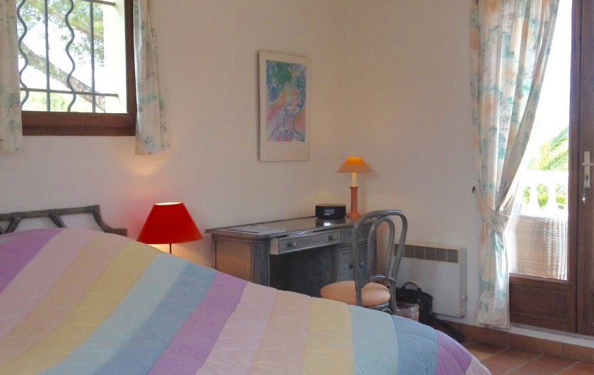 Location de vacances - Villa à Saint-Aygulf - Chambre 3 rez donnant sur grande terrasse