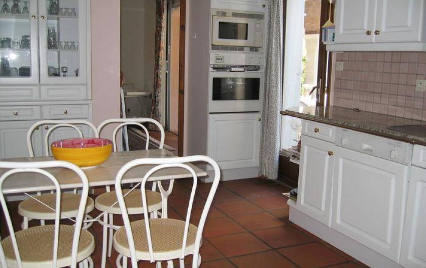 Location de vacances - Villa à Saint-Aygulf - Cuisine donnant sur terrasse et piscine