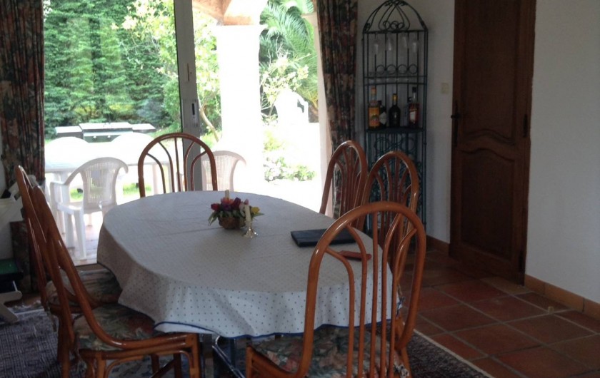 Location de vacances - Villa à Saint-Aygulf - Salle à manger donnant sur terrasse