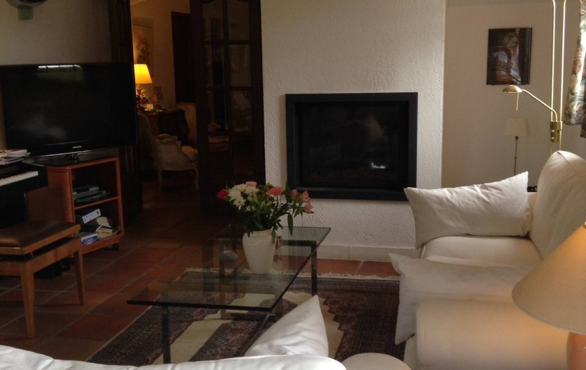 Location de vacances - Villa à Saint-Aygulf - Salon avec cheminée