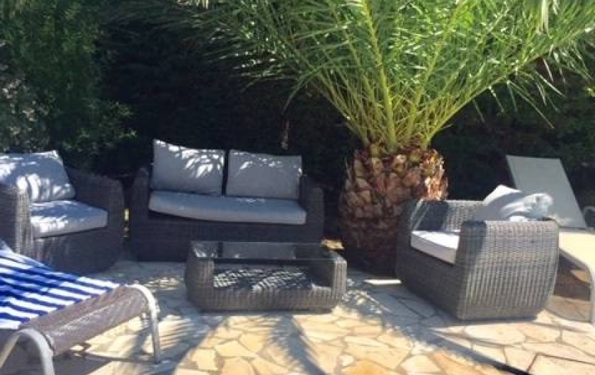 Location de vacances - Villa à Saint-Aygulf - Salon d'été - margelle de la piscine