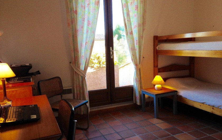 Location de vacances - Villa à Saint-Aygulf - Chambre 4 rez donnant sur grande terrasse