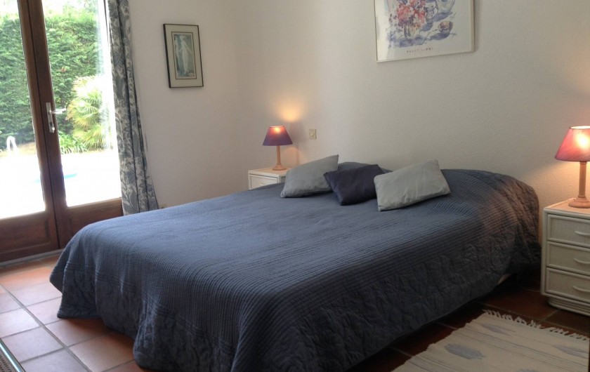 Location de vacances - Villa à Saint-Aygulf - Chambre 1 rez donnant sur piscine
